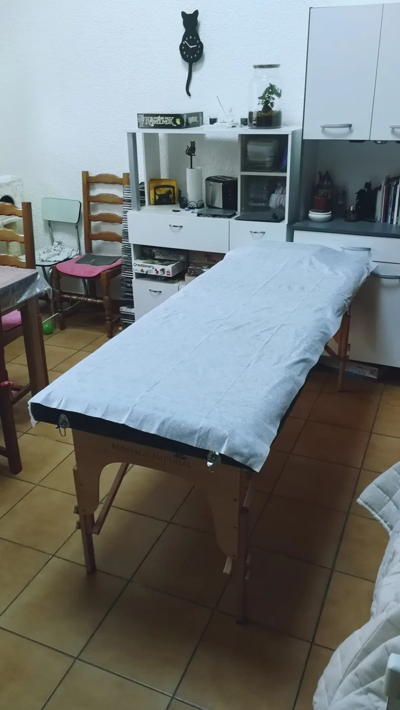 La table de séance dans le cabinet de Michaël Bourloux