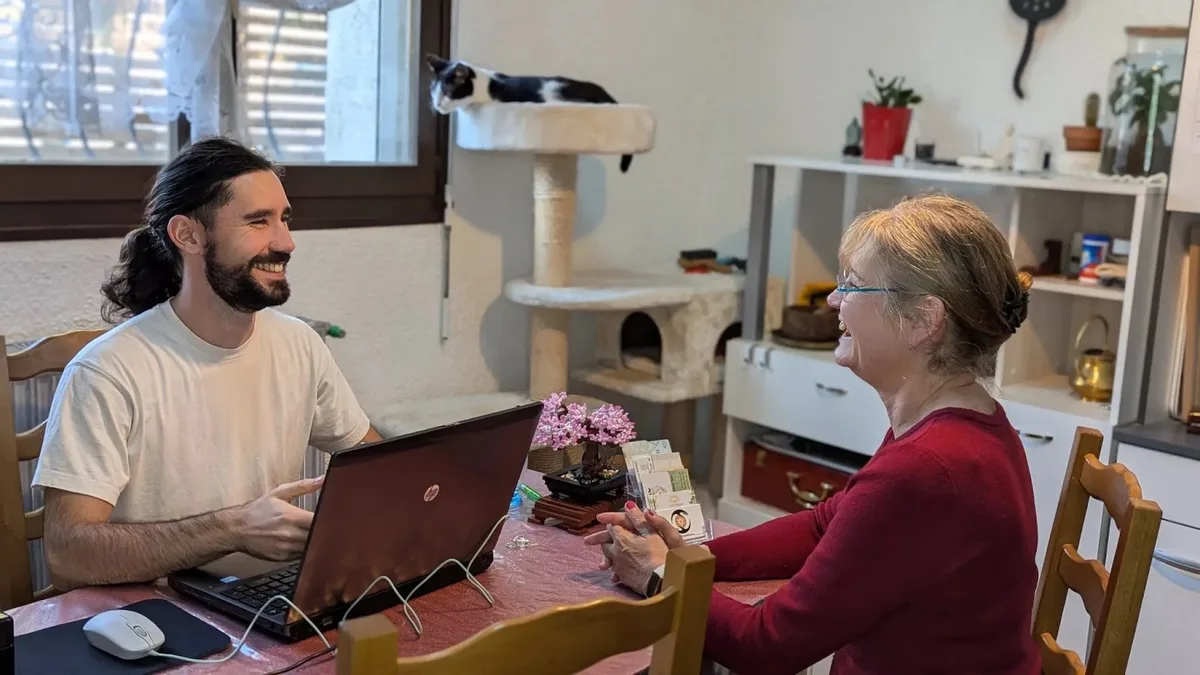 Michaël Bourloux échange avec une cliente avant une séance
