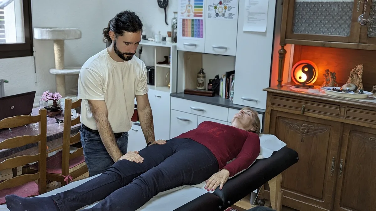 Séance de magnétisme au cabinet de Michaël Bourloux, à Montluel